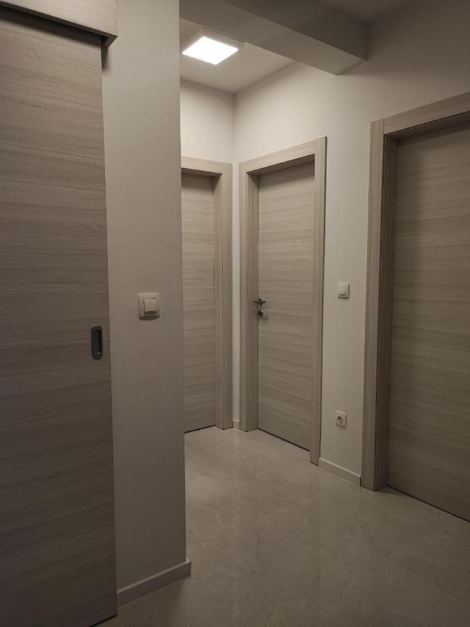 Apartman Plum - Self Check In, Free Parking أوسييك المظهر الخارجي الصورة
